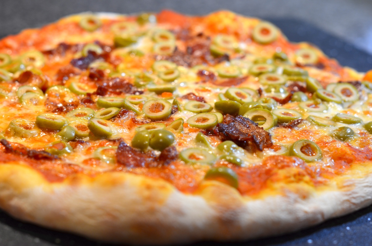 Домашняя пицца в духовке с огурцами. Пицца салями с оливками. Пицца с салями и маслинами. Пицца с маслинами. Пицца с маслинами и колбасой.